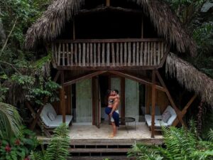 Playas de república dominicana caribe samaná vs punta cana donde reservar alojamiento descubre las diferencias. Esta isla tropical de belleza natural impresionante ya no es solamente referente de los all inclusive. Esconde joyas de exuberante vegetación y playas de aguas cristalinas que toman protagonismo y dividen a los viajeros. Lo bueno es que hay algo para todos los gustos. Samaná vs Punta Cana descubre las diferencias en el Caribe y qué tipo de viajero eres Hay algo casi íntimo en Samaná. Un silencio entre las palmeras, una pausa en la bahía de Samaná, una sensación de privacidad que escapa al ruido turístico. Aquí el viajero no viene solo a relajarse, viene porque busca una experiencia. Punta Cana, en cambio, es otra historia. “Punta Cana es conocida” por su precisión: resorts, comodidad, una amplia variedad de servicios donde todo está previsto. Es un destino que no se cuestiona, se consume. Y entre ambos destinos —Samaná vs Punta Cana— se dibuja una diferencia esencial: uno invita a desconectar, el otro a no tener que pensar. Samaná paraíso natural de playa Santa Bárbara de Samaná es más bien un punto de partida a 3 horas de Santo Domingo, hacia los paraísos que buscamos: Playa el Valle, Las Galeras o las Terrenas. Esta zona vibra con autenticidad reflejada en los hoteles boutique, el turismo sostenible y la música en casa esquina. El principal atractivo son playas vírgenes con aguas turquesas y poco turismo y cocoteros de fondo en lugar de construcciones. Parque nacional los haitises con excursión al salto del limón En Samaná, la belleza natural no está organizada, simplemente ocurre. El parque nacional Los Haitises emerge entre manglar, islotes y vegetación espesa, un paisaje que parece antiguo, casi intacto. Una excursión al Salto del Limón —esa cascada escondida en la selva— termina siempre igual: un chapuzón inesperado, refrescante, como si el cuerpo recordara algo olvidado. Aquí también está Cayo Levantado, con su arena blanca y aguas cristalinas, y ese otro ritmo, más lento, más humano. En Samaná, incluso el avistamiento de ballenas jorobadas es un espectáculo. Punta Cana resorts isla saona y excursiones en barco con recogida y cancelación flexible Punta Cana es la otra cara del Caribe activo. Desde el puerto de Bayahíbe, los tour hacia Isla Saona o Isla Catalina salen con puntualidad casi europea. Hay recogida, cancelación flexible, incluso reembolso si cambias de idea. Las playas de ensueño aquí son amplias, abiertas, con palmeras y aguas cristalinas que parecen diseñadas para ser vistas desde la tumbona. Es un sistema eficiente, pensado para unas vacaciones sin fisuras. Y sin embargo, en medio de esa perfección, uno puede preguntarse: ¿dónde está el imprevisto? ¿Samaná es seguro para viajar? Como en todo sitio, hay que tomar los recaudos básicos, pero definitivamente la seguridad no e sun problema para el viajero. La gente es amable y servicial, siempre lista para dar una mano (aunque puedan sugerir una moneda de cortesía luego). Podemos decir que lo más inseguro es la manera de conducir, que pide ir bien atentos. Dónde reservar alojamiento en República Dominicana según tu estilo de viaje Al final, la pregunta es dónde reservar. En Samaná, el alojamiento se integra con la vegetación, con la lluvia, con el sonido constante del mar. Es el lugar ideal para viajeros que buscan ambiente más tranquilo, para quienes entienden el viaje como algo más que descanso. En Punta Cana, las diferentes zonas hoteleras ofrecen vistas al mar, confort y previsibilidad. Es ideal para quienes priorizan la facilidad. Porque en el fondo, este viaje a República Dominicana no trata de elegir entre dos destinos. Trata de decidir quién quieres ser durante unos días en el Caribe.